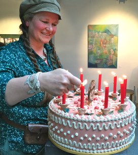 Veronika Dietz, Keramikkünstlerin, entzündet die Kerzen auf ihrer Torte aus Ton