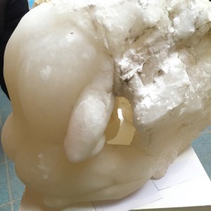 Alabasterskulptur männliche Figur Rücken aus Stein