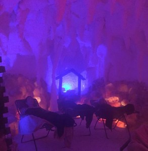 in der Salzgrotte lila blaues Licht