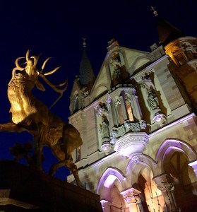 chloss-drachenburg-illuminiert-goldener-hirsch