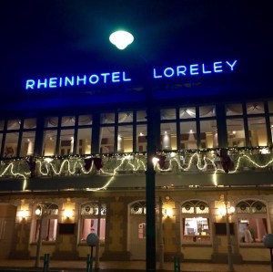 rheinhotel-loreley-neon-fassade-kunstlicht-8
